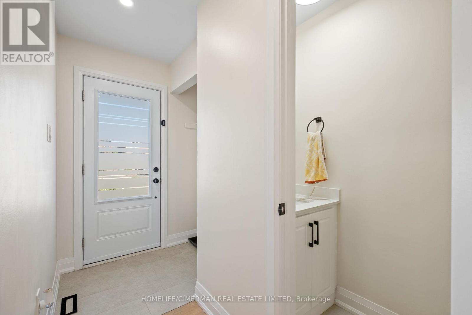 39 Stanwell Drive, Brampton, Ontario  L6Z 3Y8 - Photo 6 - W12428212