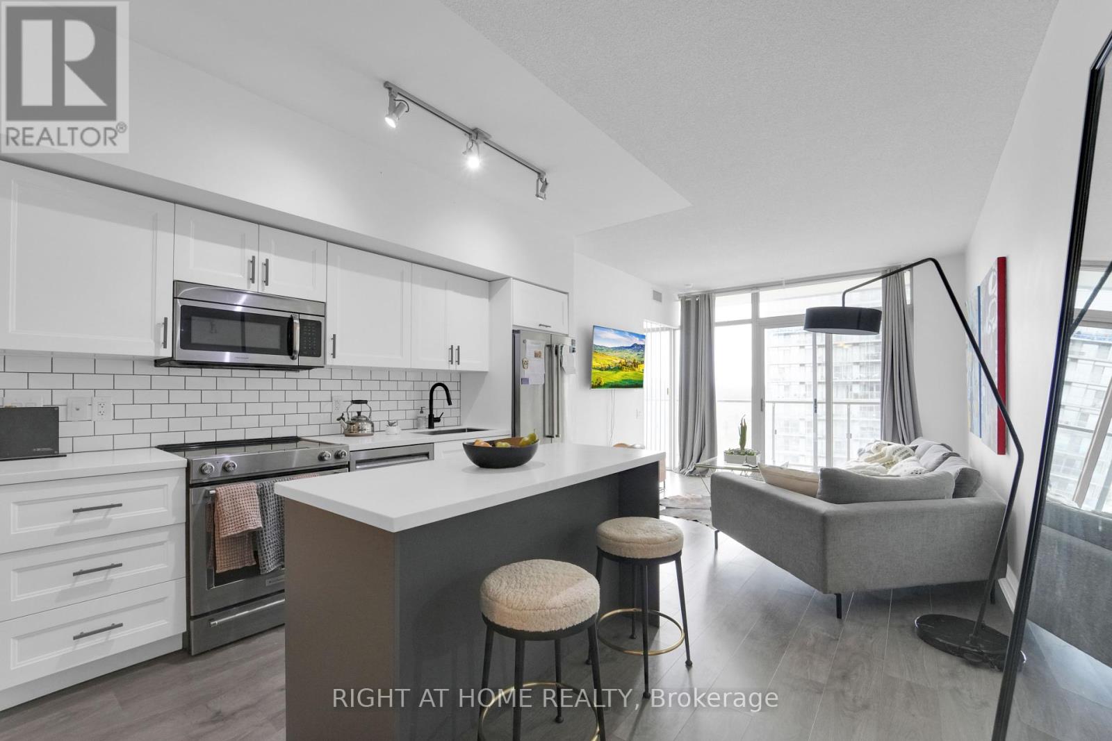 1414 - 105 The Queensway, Toronto, Ontario  M6S 5B5 - Photo 4 - W12428224