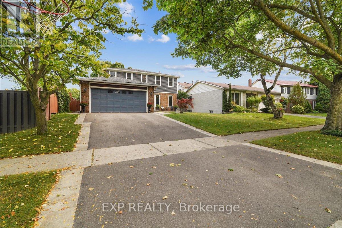 1923 Steepbank Crescent, Mississauga, Ontario  L4X 1T9 - Photo 3 - W12428232