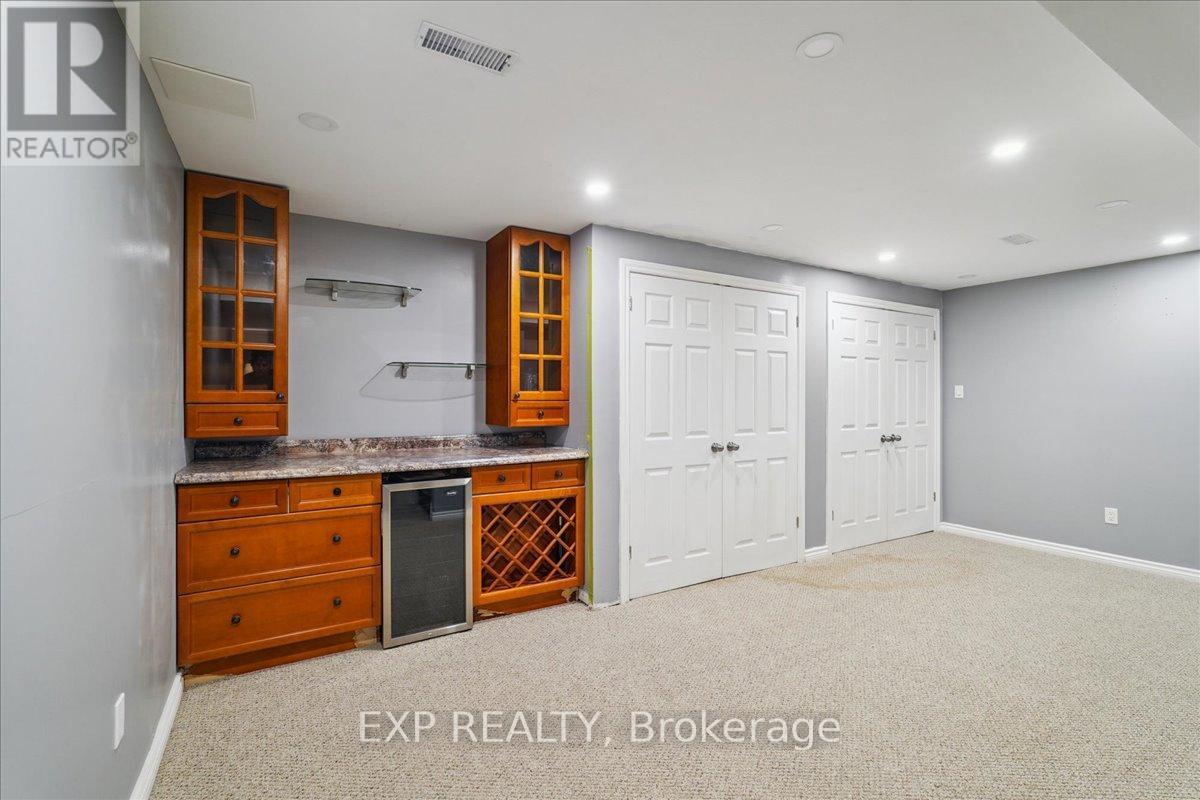 1923 Steepbank Crescent, Mississauga, Ontario  L4X 1T9 - Photo 35 - W12428232