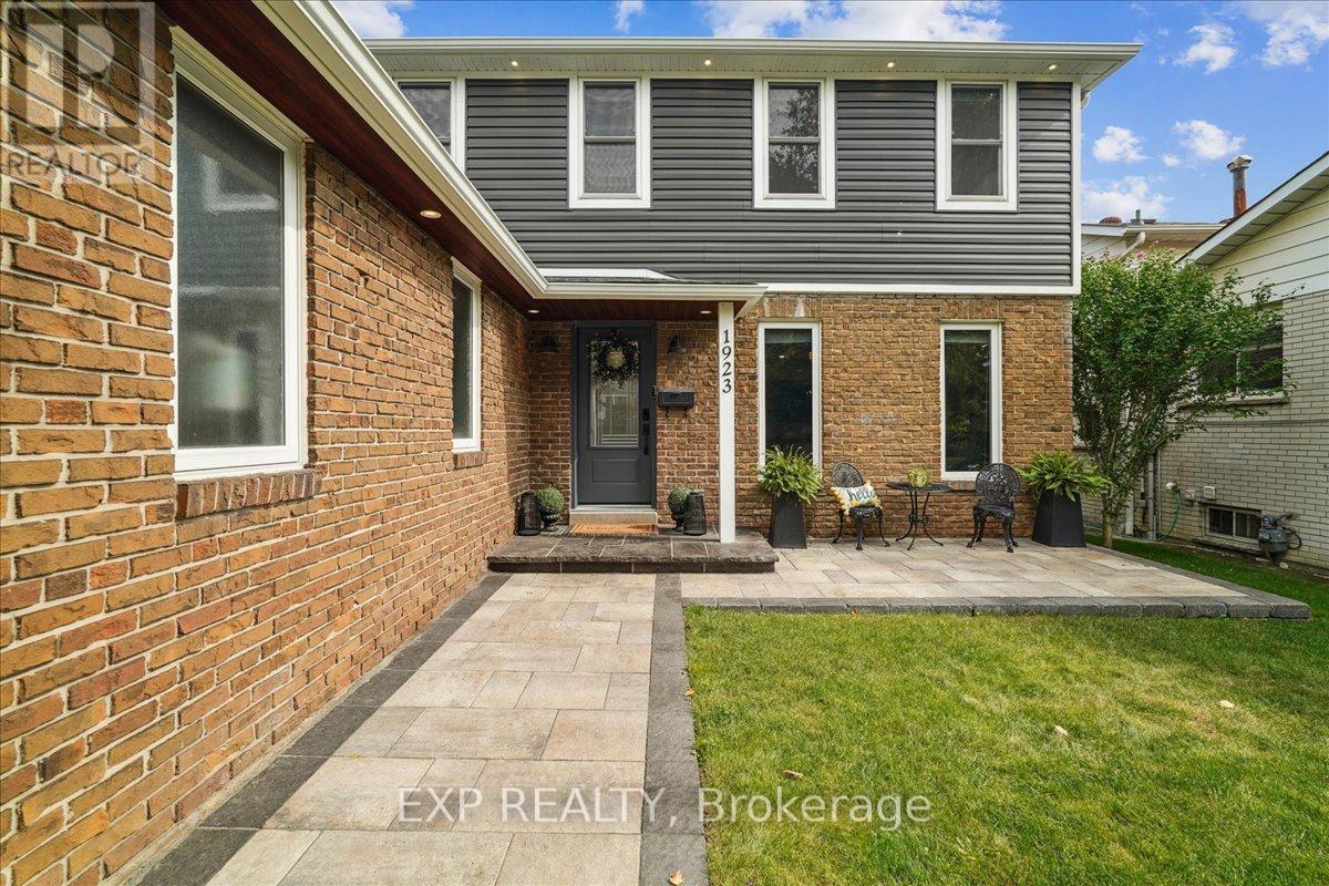 1923 Steepbank Crescent, Mississauga, Ontario  L4X 1T9 - Photo 6 - W12428232