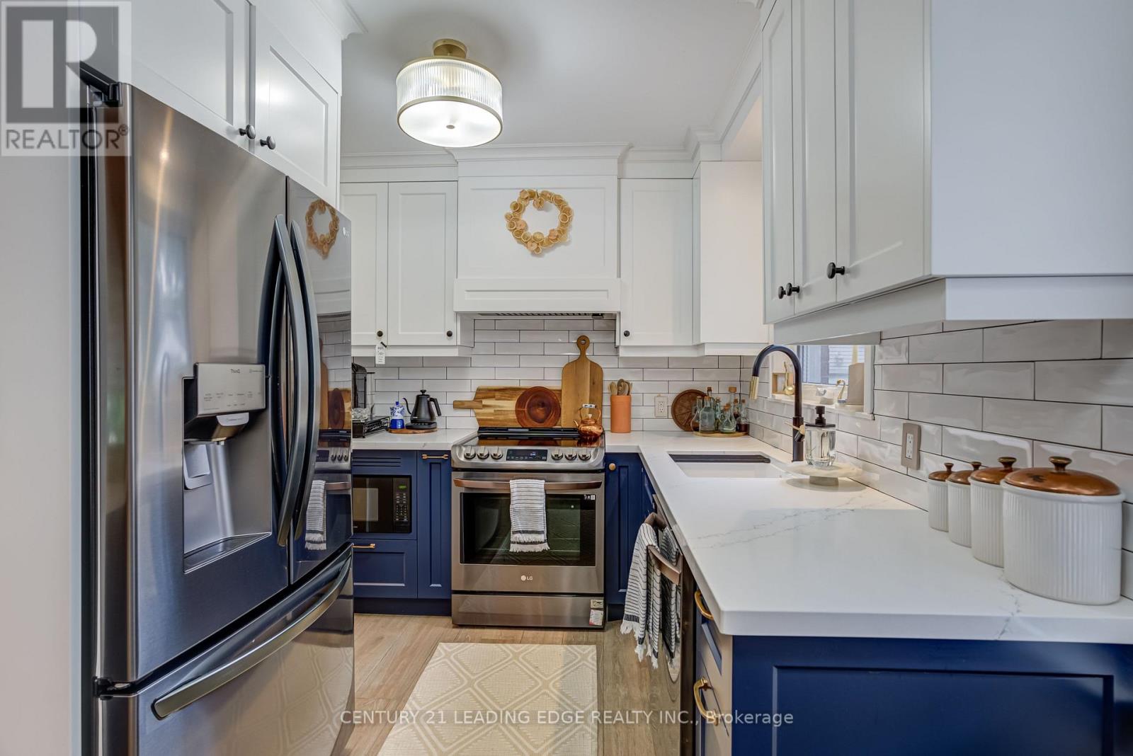 52 Green Lanes, Toronto, Ontario  M8Z 4V7 - Photo 6 - W12428286