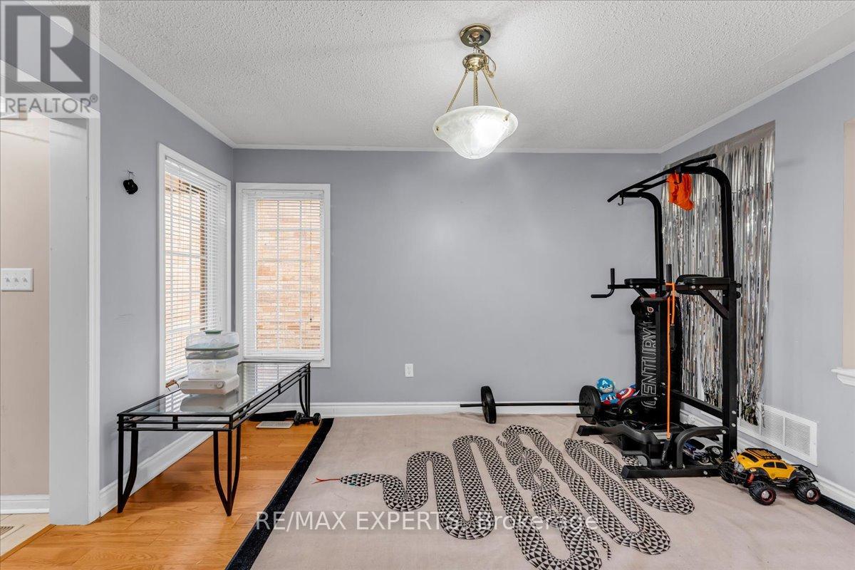 43 Jingle Crescent, Brampton, Ontario  L6S 0A8 - Photo 7 - W12428306