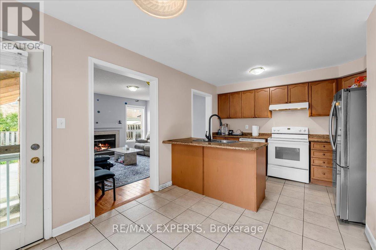 43 Jingle Crescent, Brampton, Ontario  L6S 0A8 - Photo 9 - W12428306