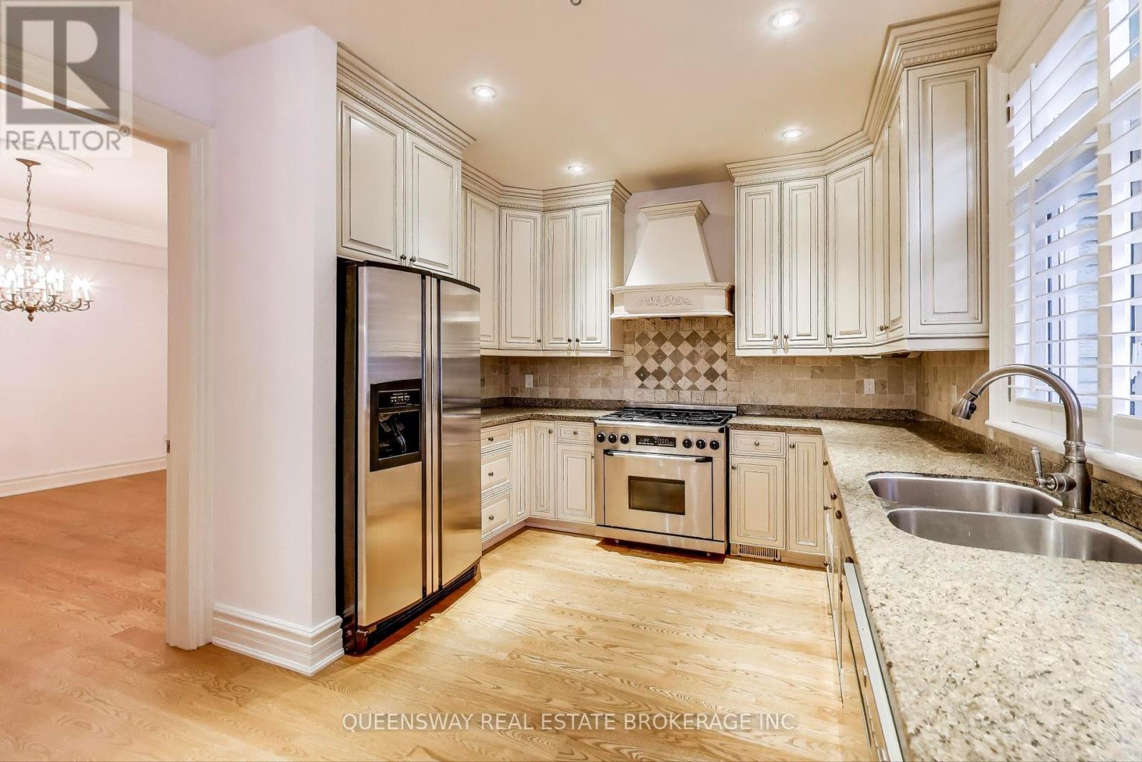 1371 Chriseden Drive, Mississauga, Ontario  L5H 1V1 - Photo 10 - W12428325