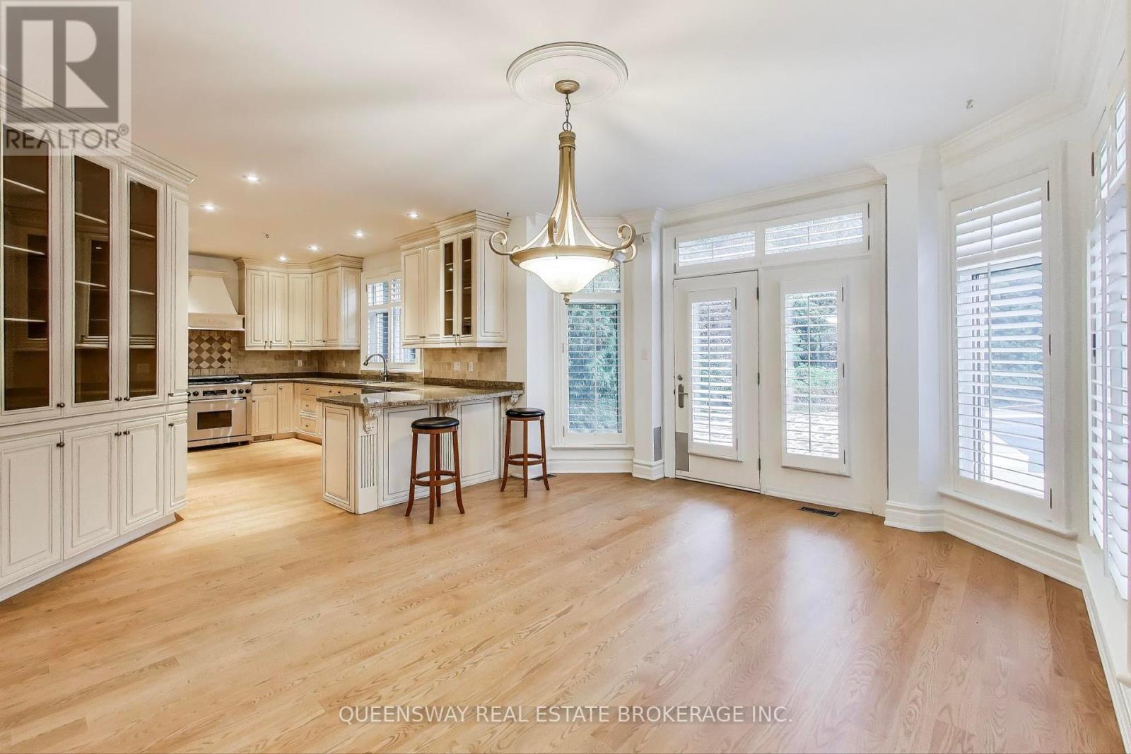 1371 Chriseden Drive, Mississauga, Ontario  L5H 1V1 - Photo 11 - W12428325
