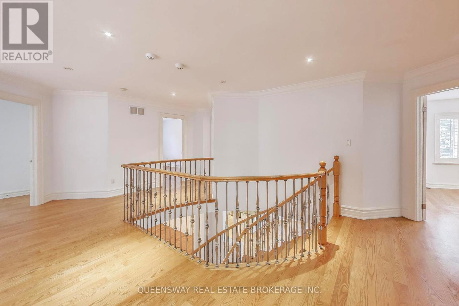 1371 Chriseden Drive, Mississauga, Ontario  L5H 1V1 - Photo 17 - W12428325