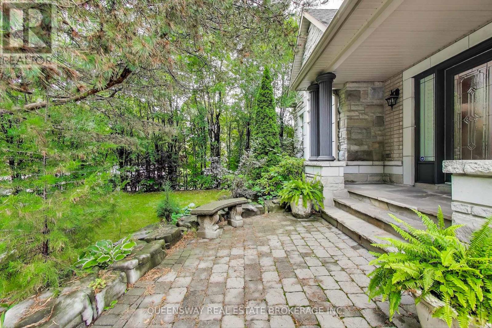 1371 Chriseden Drive, Mississauga, Ontario  L5H 1V1 - Photo 2 - W12428325
