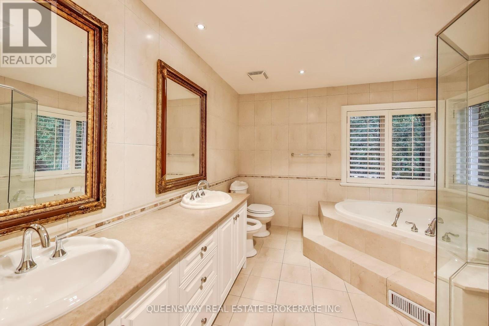 1371 Chriseden Drive, Mississauga, Ontario  L5H 1V1 - Photo 24 - W12428325