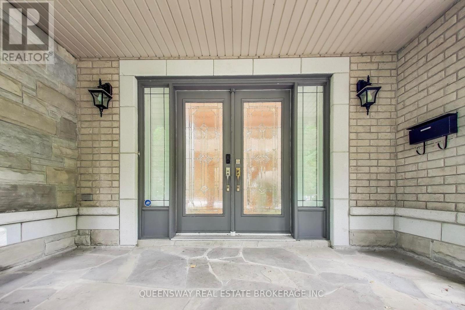 1371 Chriseden Drive, Mississauga, Ontario  L5H 1V1 - Photo 3 - W12428325