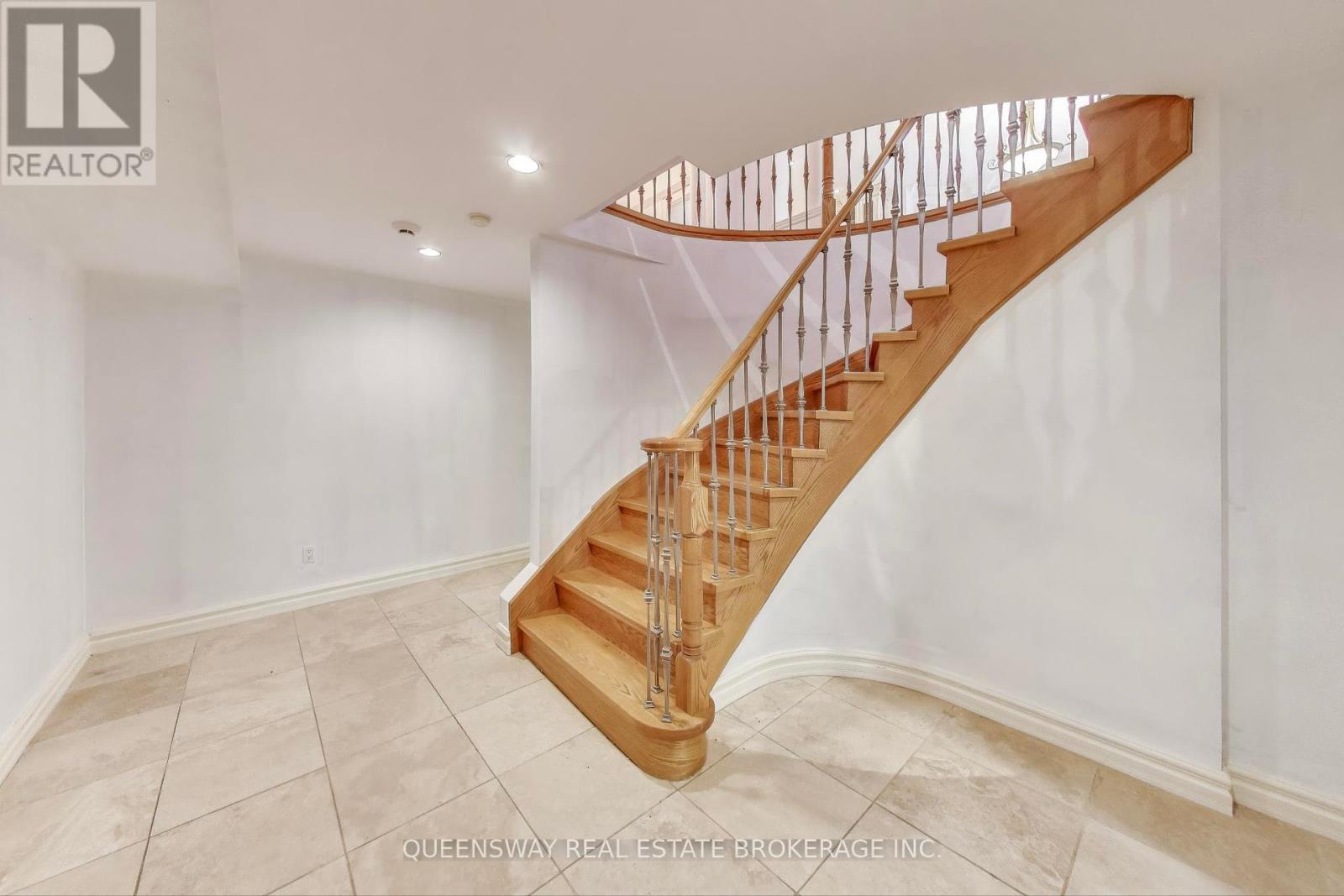 1371 Chriseden Drive, Mississauga, Ontario  L5H 1V1 - Photo 33 - W12428325