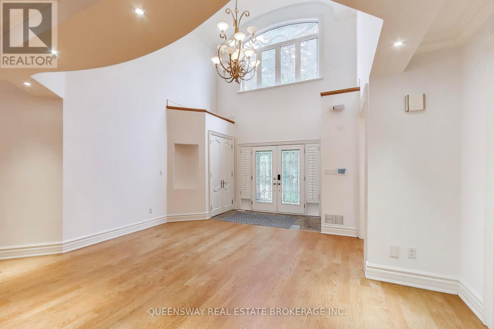 1371 Chriseden Drive, Mississauga, Ontario  L5H 1V1 - Photo 4 - W12428325