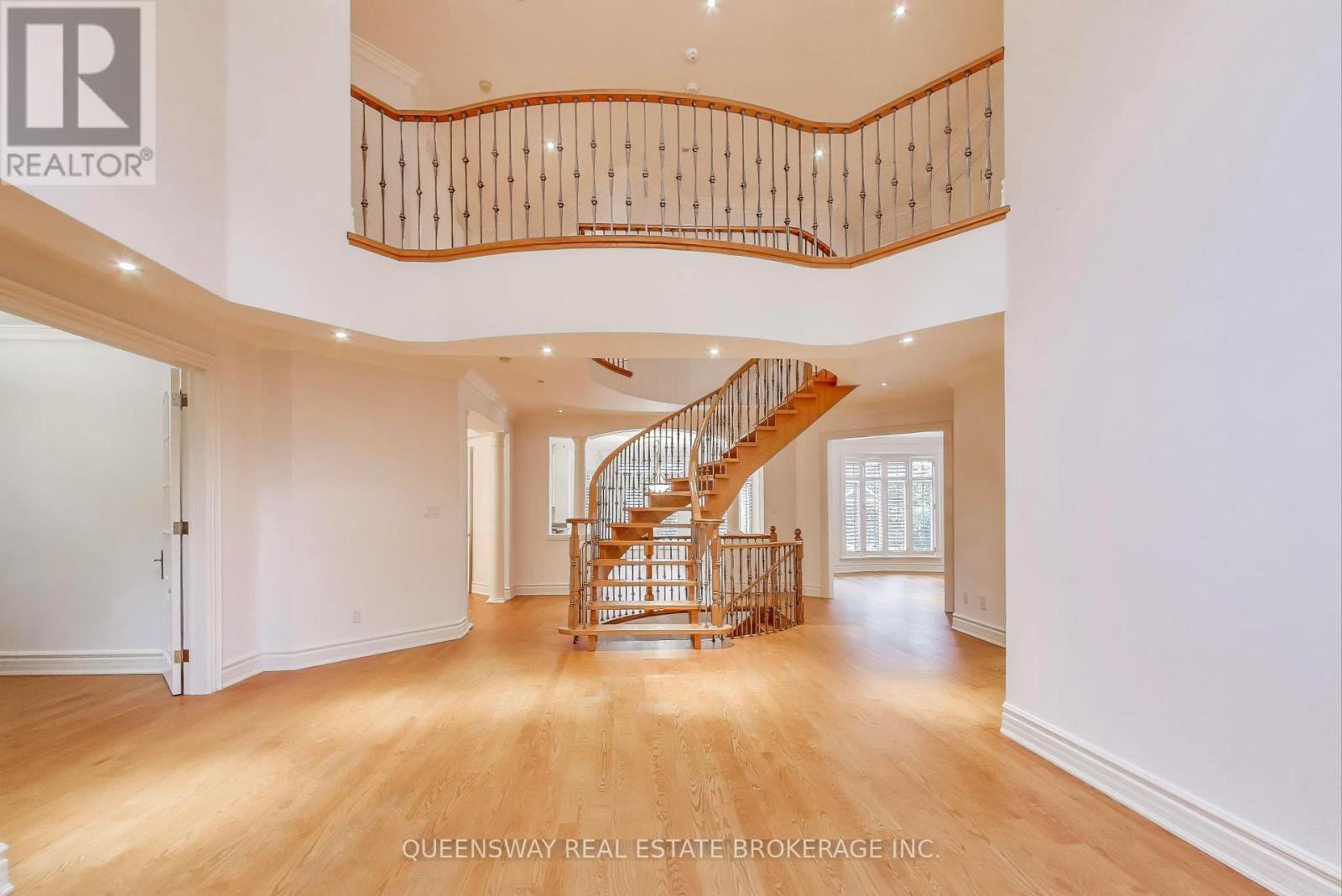 1371 Chriseden Drive, Mississauga, Ontario  L5H 1V1 - Photo 5 - W12428325