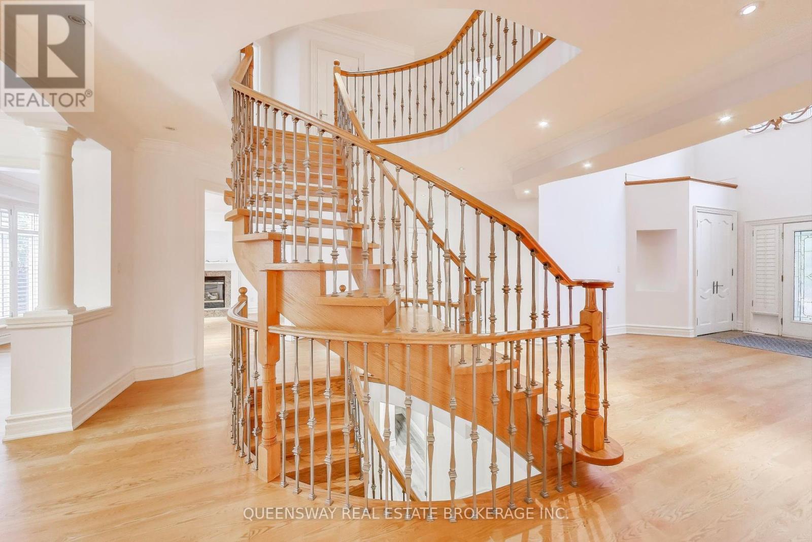1371 Chriseden Drive, Mississauga, Ontario  L5H 1V1 - Photo 6 - W12428325