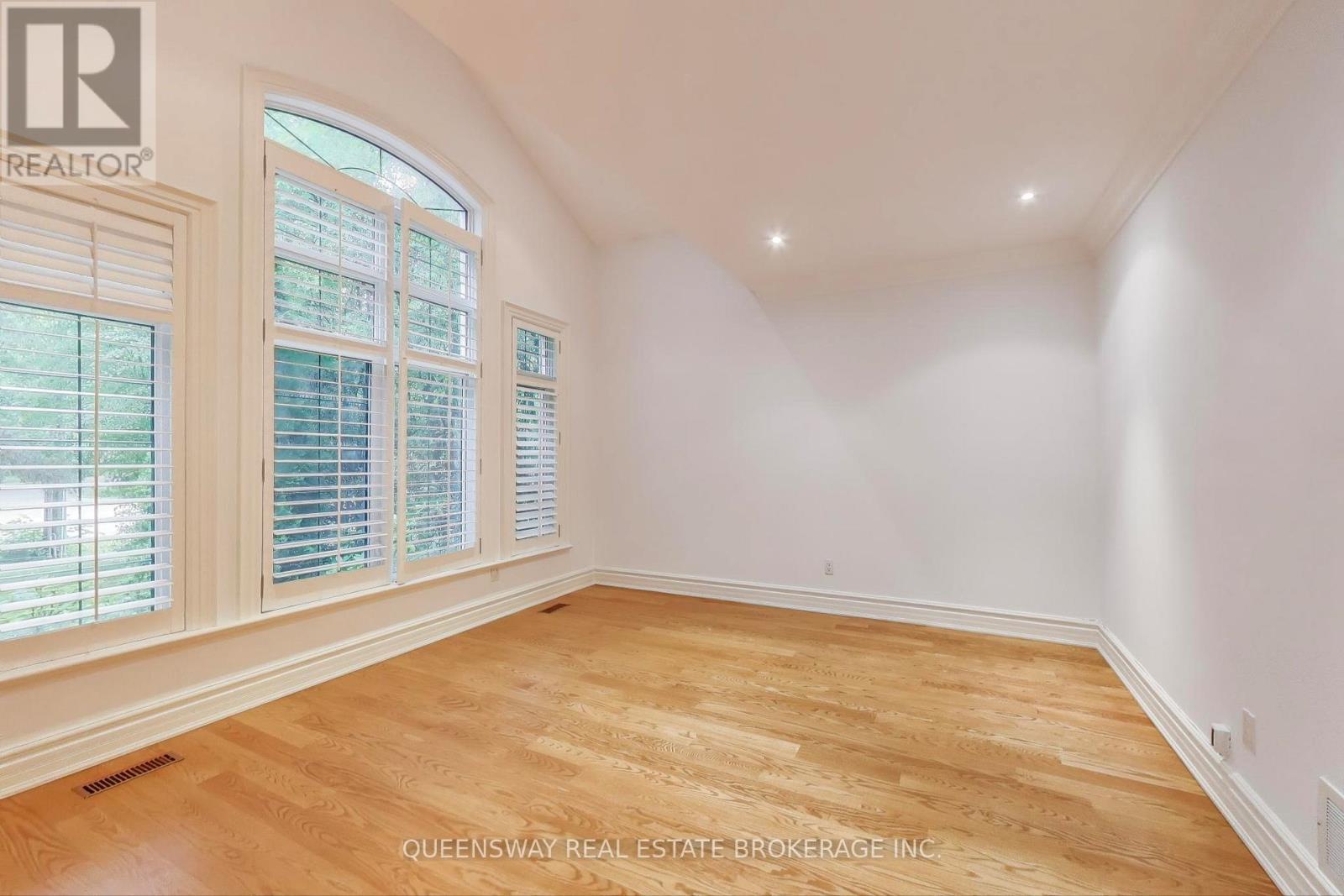 1371 Chriseden Drive, Mississauga, Ontario  L5H 1V1 - Photo 7 - W12428325