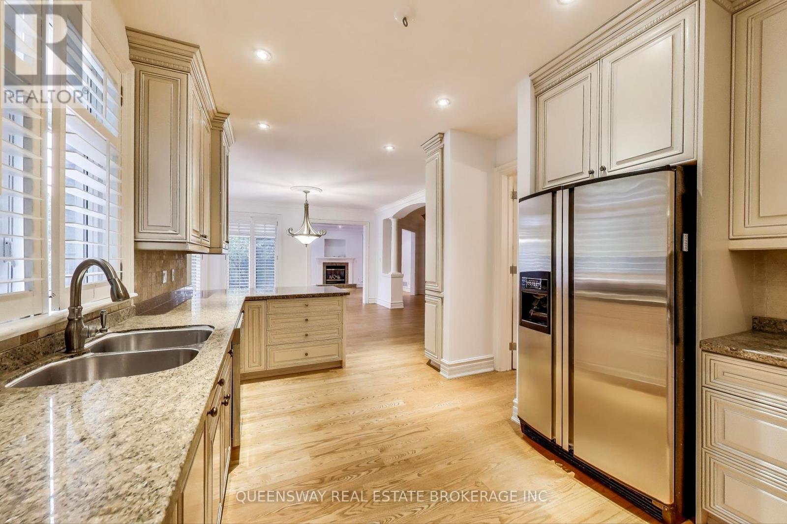 1371 Chriseden Drive, Mississauga, Ontario  L5H 1V1 - Photo 9 - W12428325