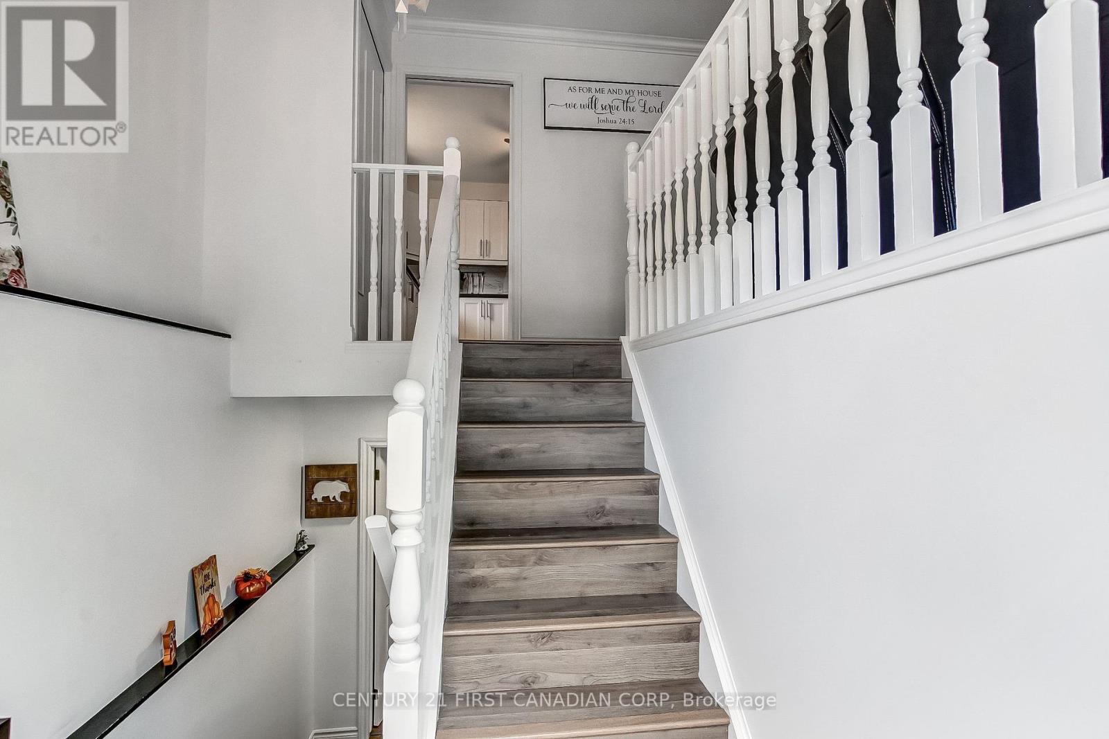 164 Clara Crescent, London South, Ontario  N6E 3G8 - Photo 5 - X12428436