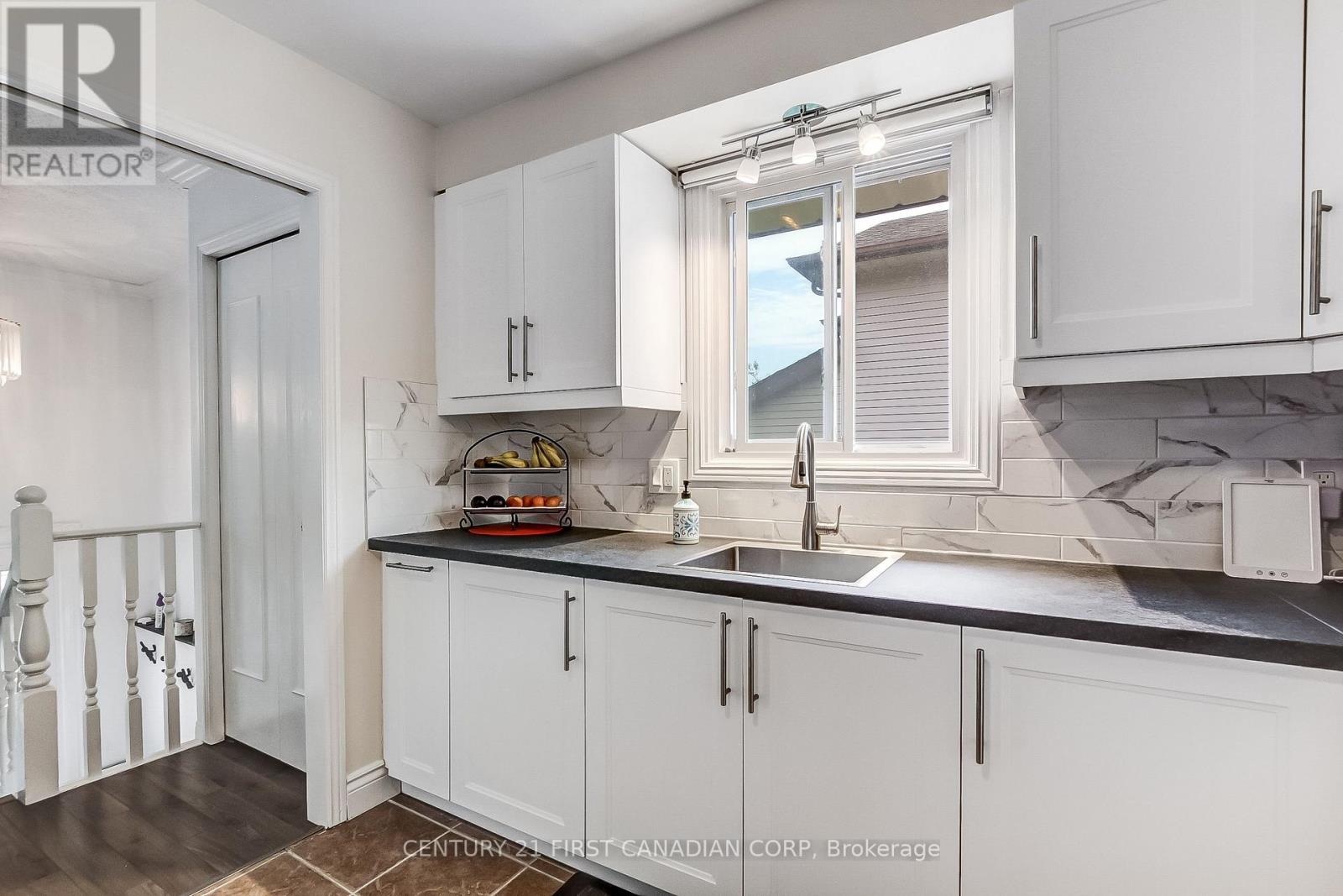 164 Clara Crescent, London South, Ontario  N6E 3G8 - Photo 9 - X12428436