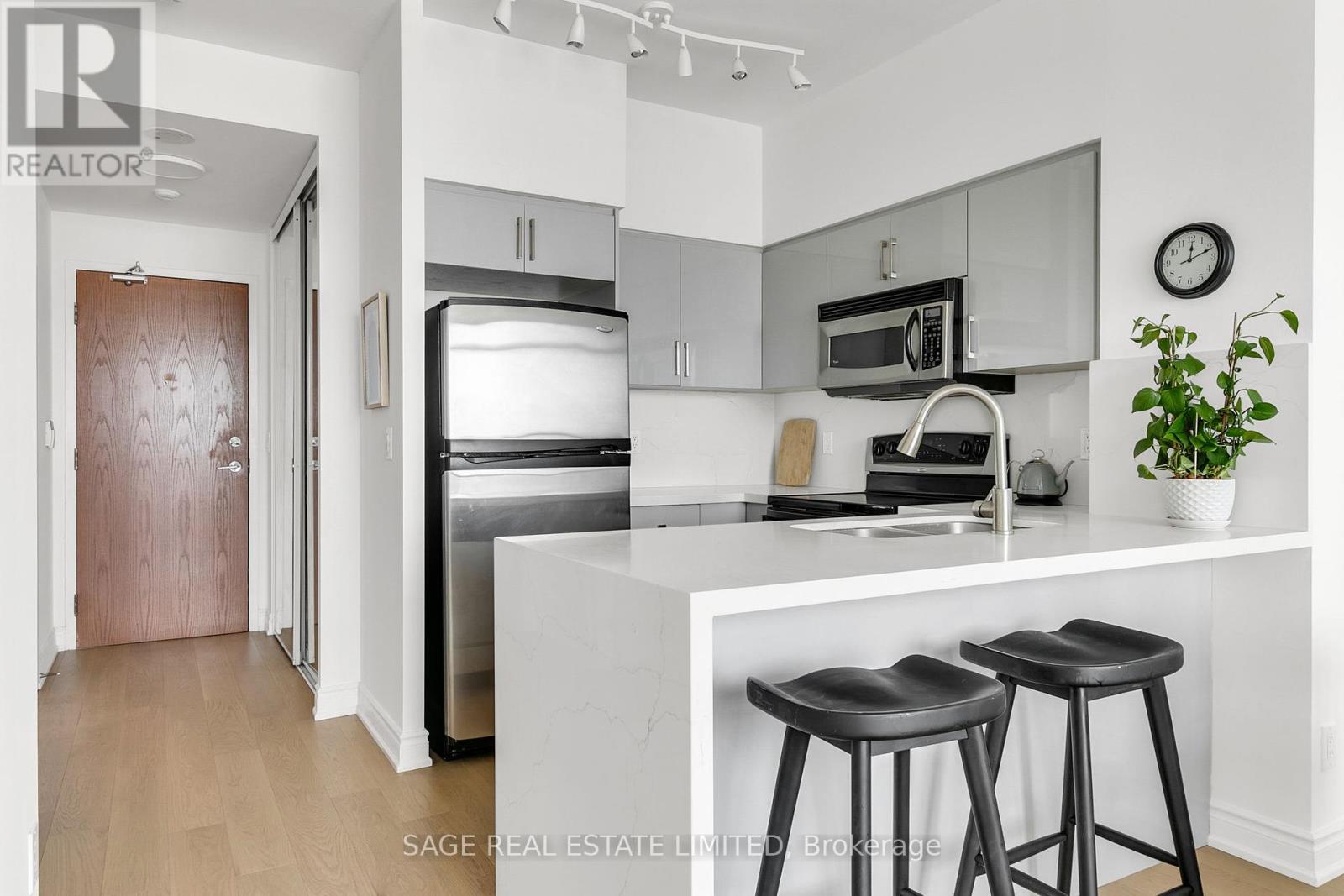 2310 - 219 Fort York Boulevard, Toronto, Ontario  M5V 1B1 - Photo 7 - C12428350