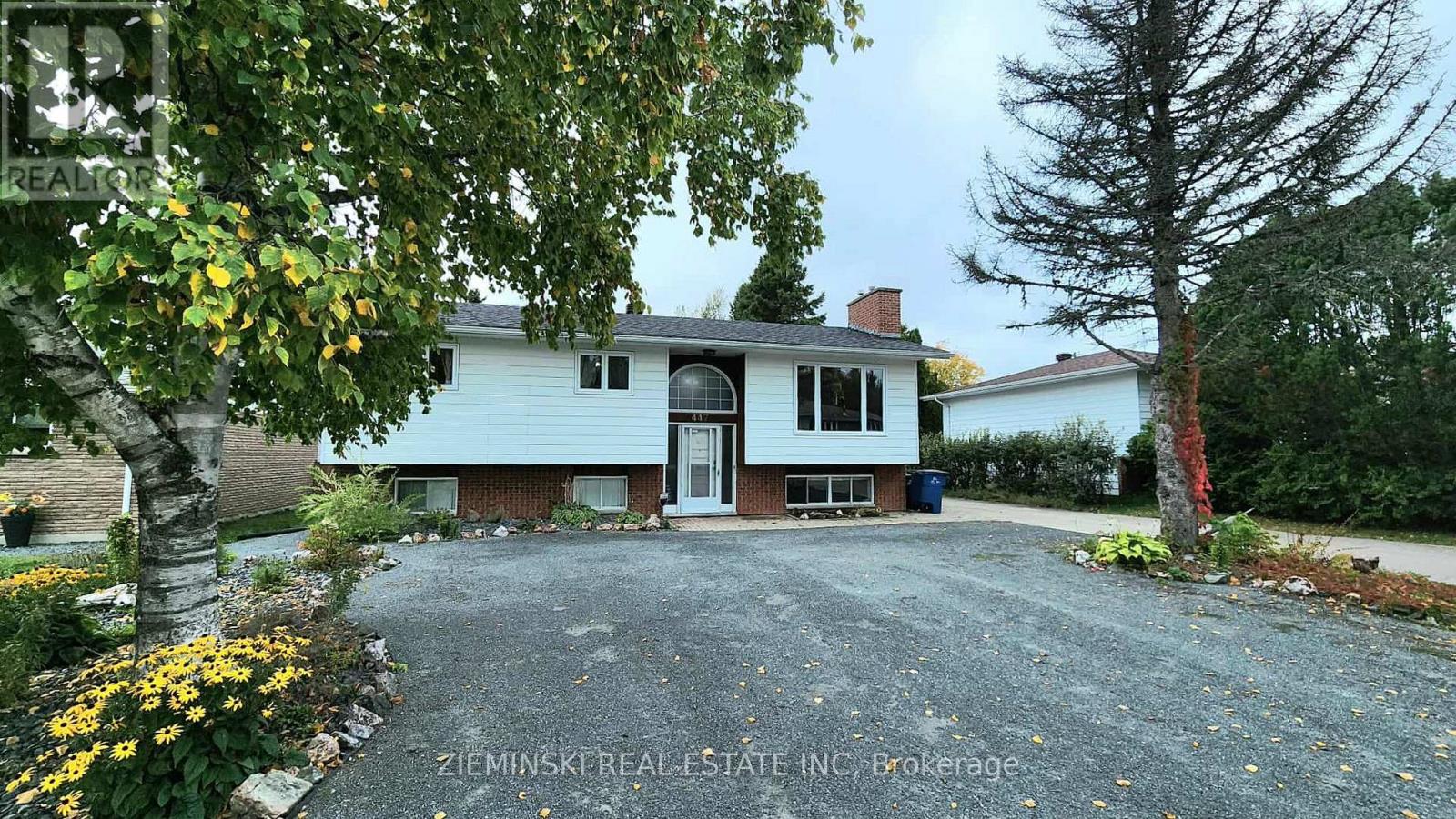 447 Eleventh Avenue, Cochrane, Ontario  P0L 1C0 - Photo 2 - T12428511
