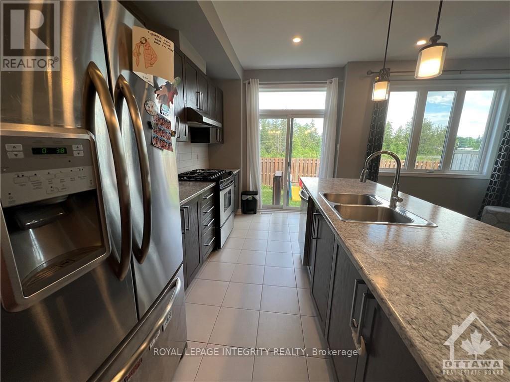 153 Bandelier Way, Ottawa, Ontario  K2S 2J6 - Photo 4 - X12428539