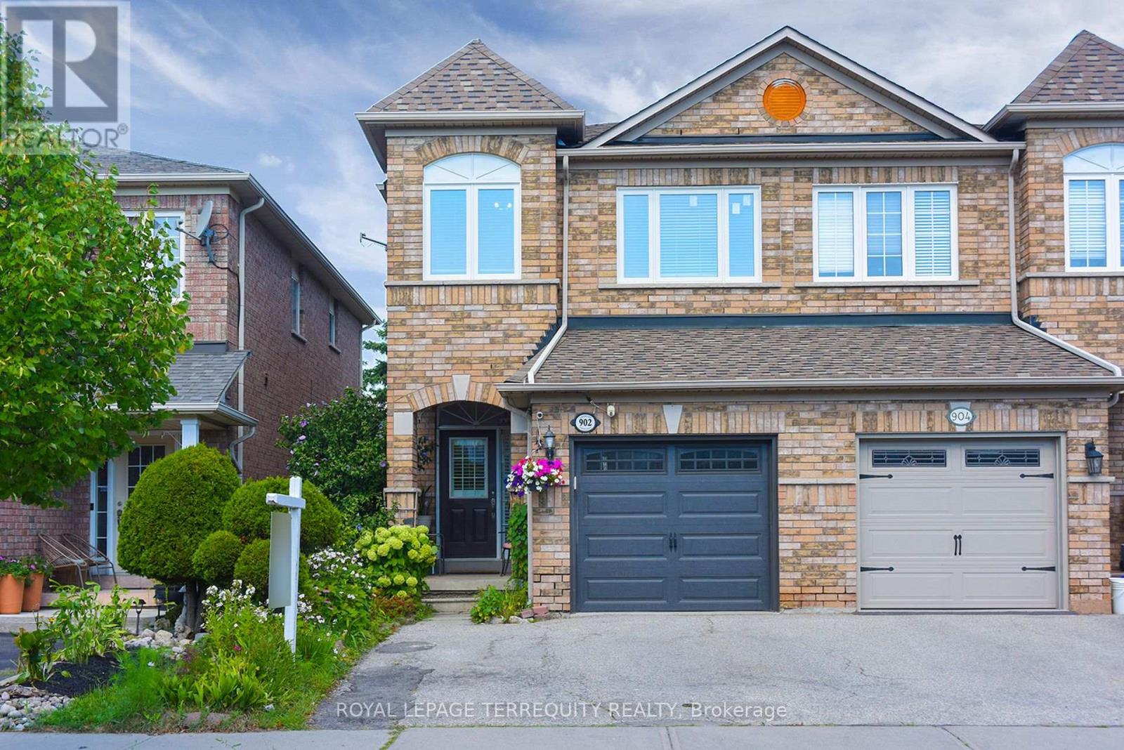 902 Ledbury Crescent, Mississauga, Ontario  L5V 2P8 - Photo 1 - W12361600