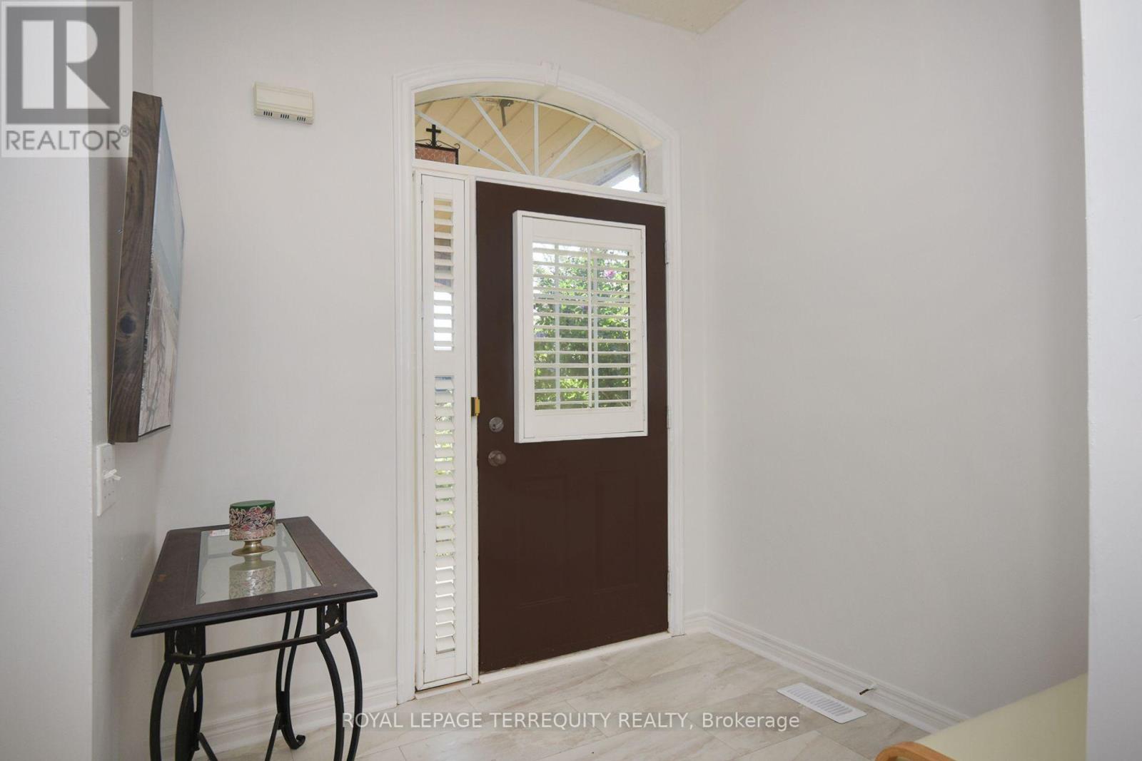 902 Ledbury Crescent, Mississauga, Ontario  L5V 2P8 - Photo 3 - W12361600