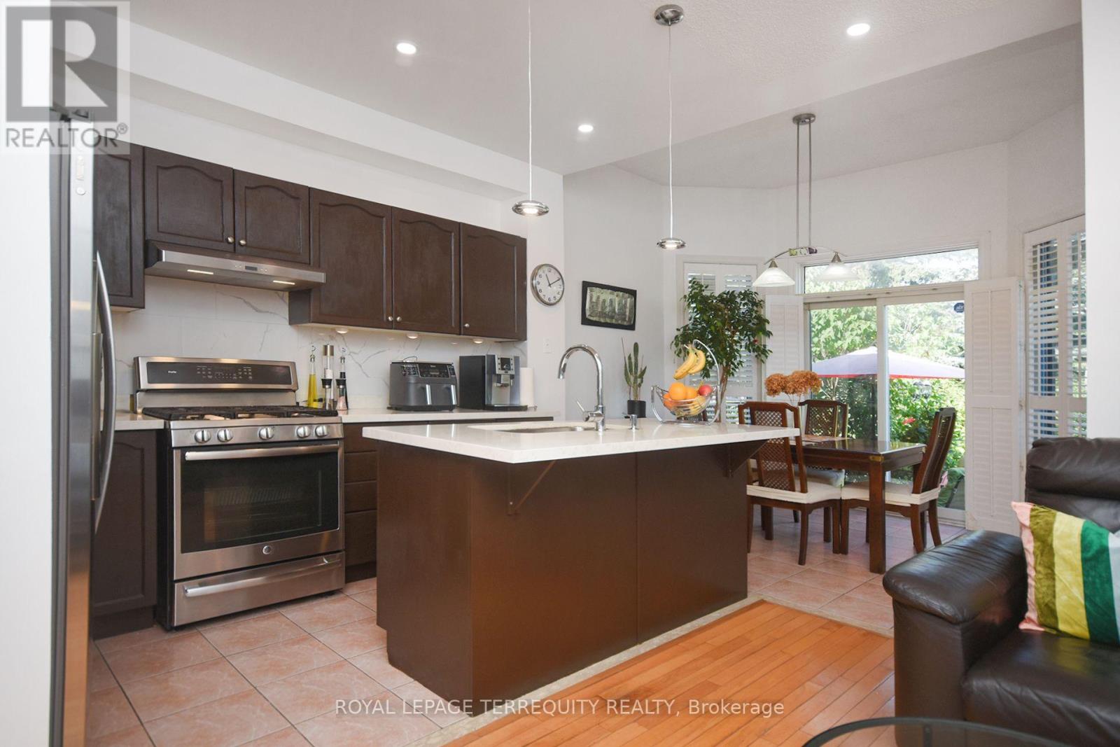 902 Ledbury Crescent, Mississauga, Ontario  L5V 2P8 - Photo 10 - W12361600