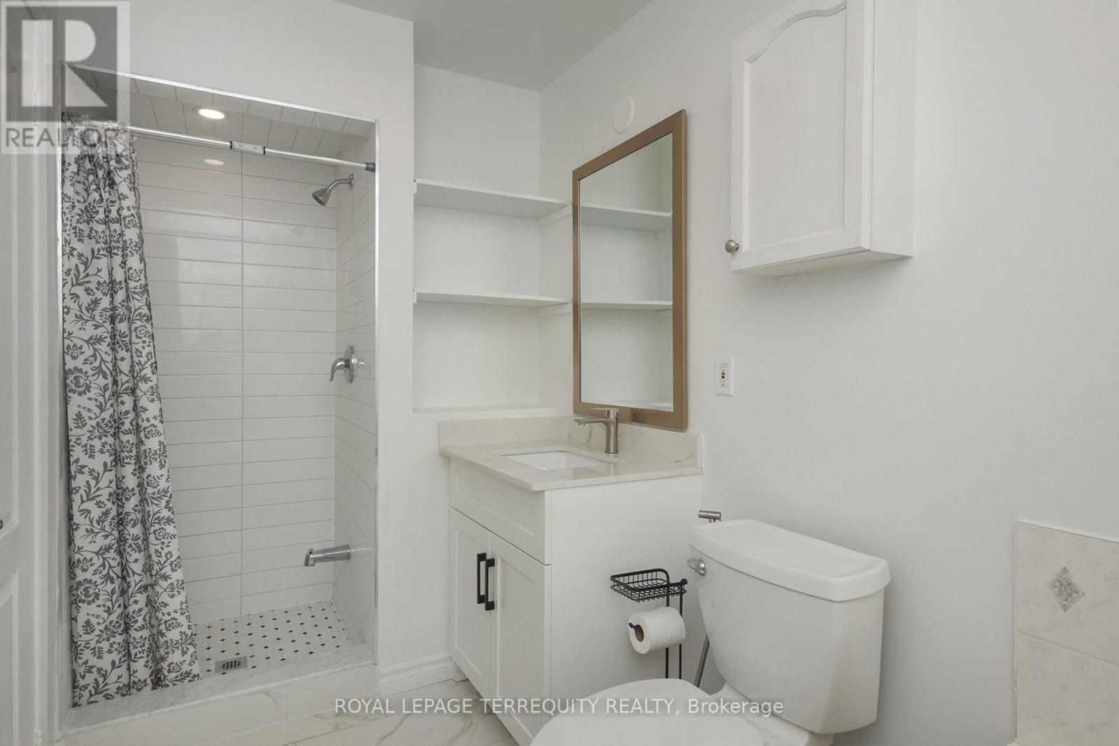902 Ledbury Crescent, Mississauga, Ontario  L5V 2P8 - Photo 18 - W12361600