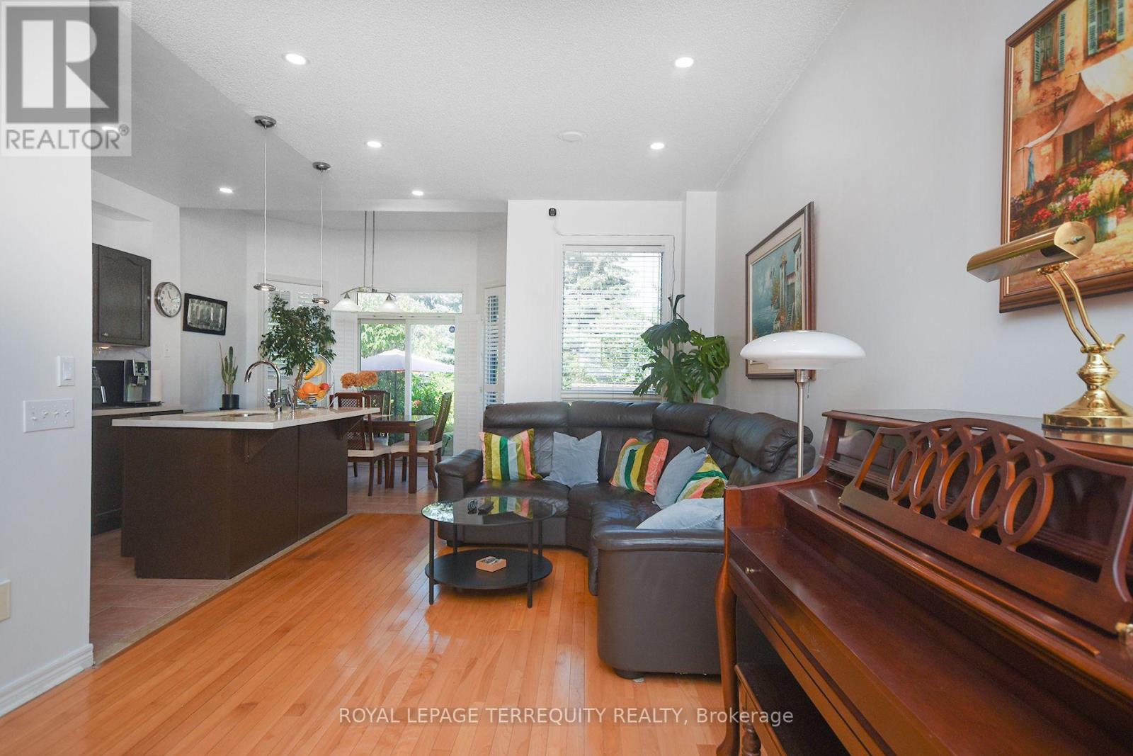 902 Ledbury Crescent, Mississauga, Ontario  L5V 2P8 - Photo 9 - W12361600
