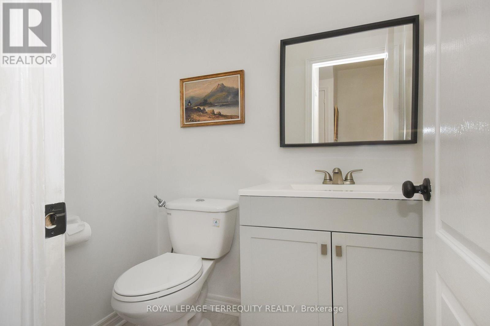 902 Ledbury Crescent, Mississauga, Ontario  L5V 2P8 - Photo 5 - W12361600