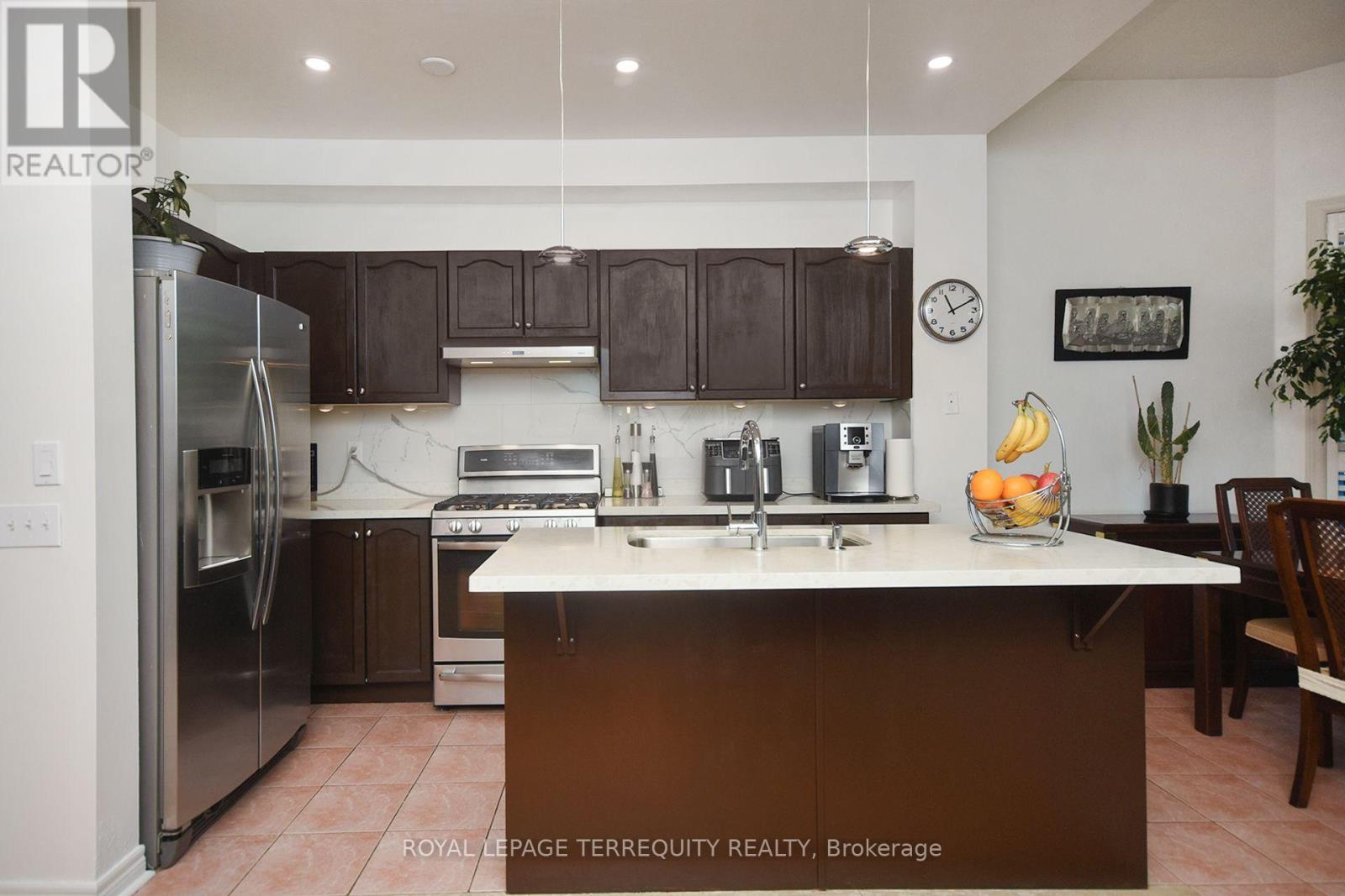 902 Ledbury Crescent, Mississauga, Ontario  L5V 2P8 - Photo 14 - W12361600