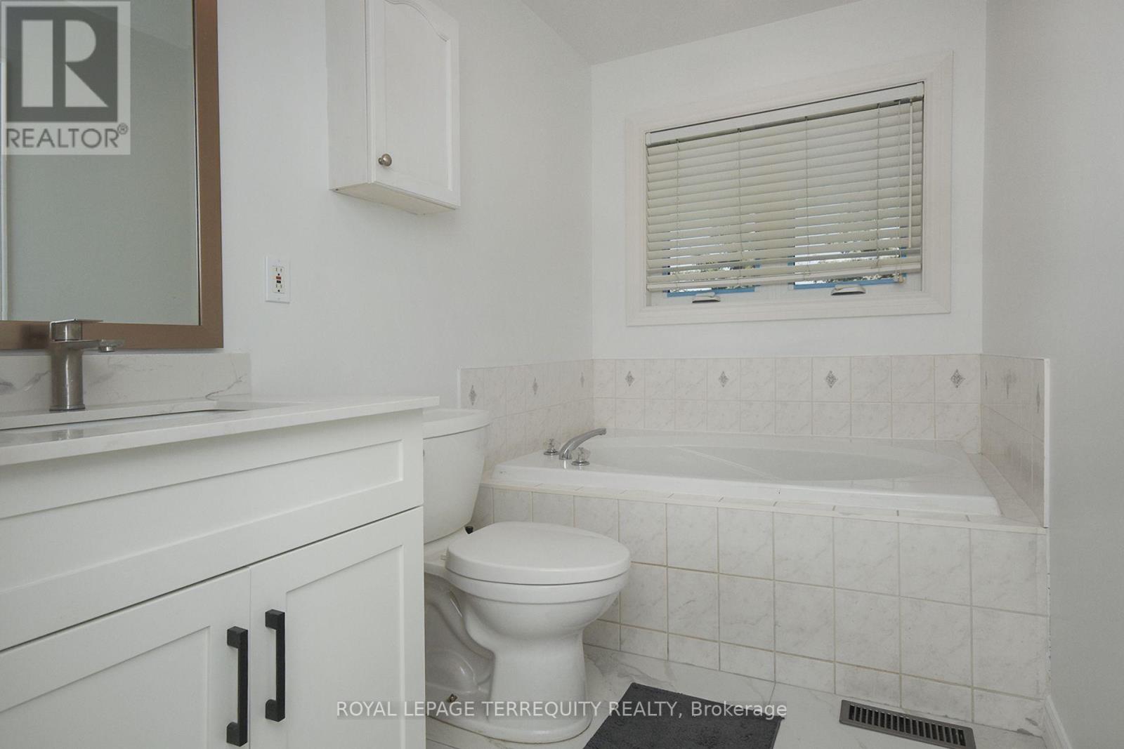 902 Ledbury Crescent, Mississauga, Ontario  L5V 2P8 - Photo 19 - W12361600