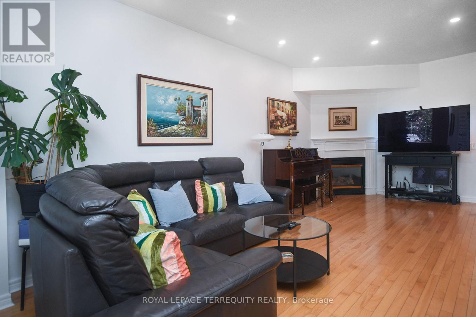 902 Ledbury Crescent, Mississauga, Ontario  L5V 2P8 - Photo 6 - W12361600