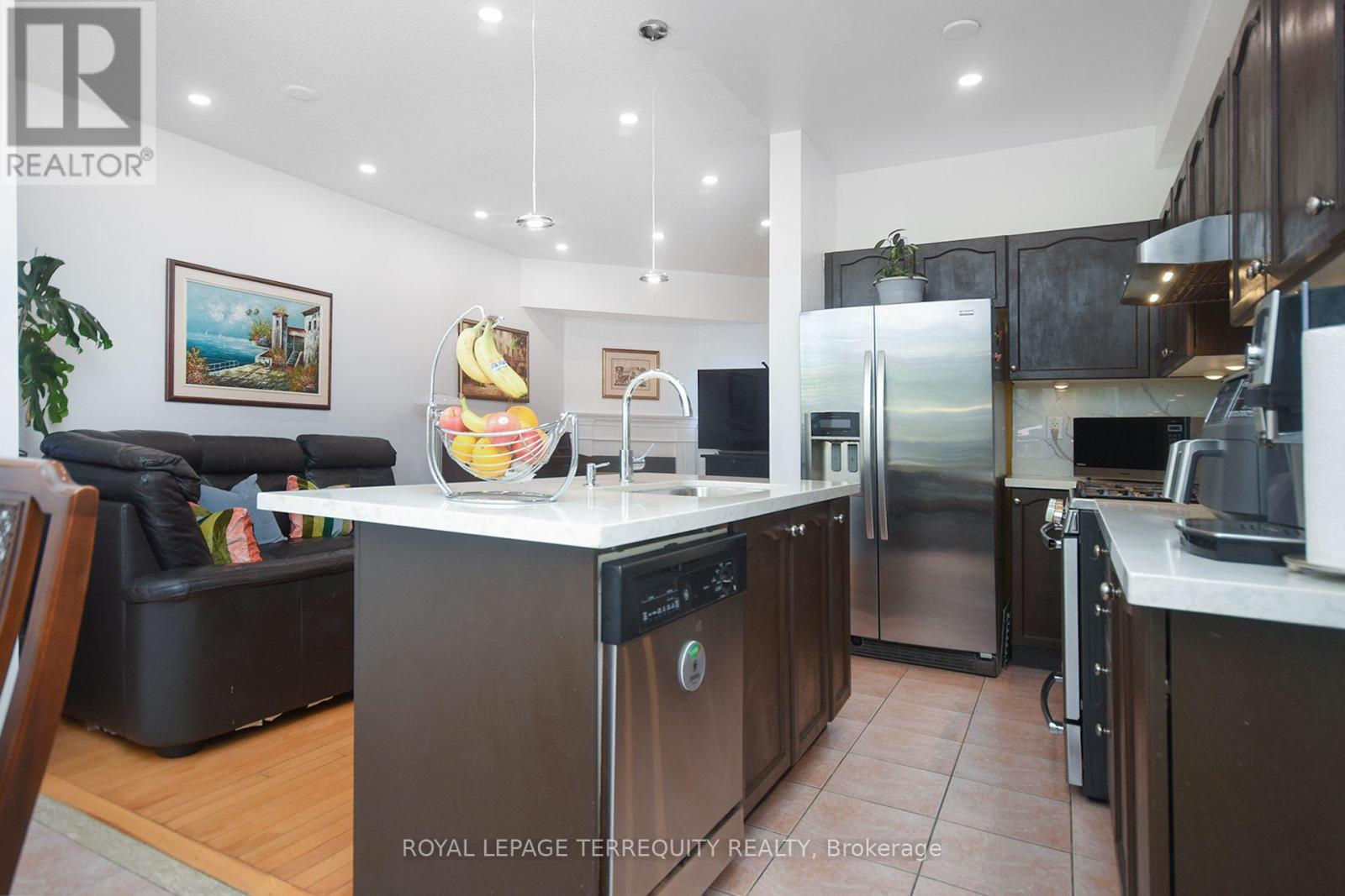 902 Ledbury Crescent, Mississauga, Ontario  L5V 2P8 - Photo 12 - W12361600