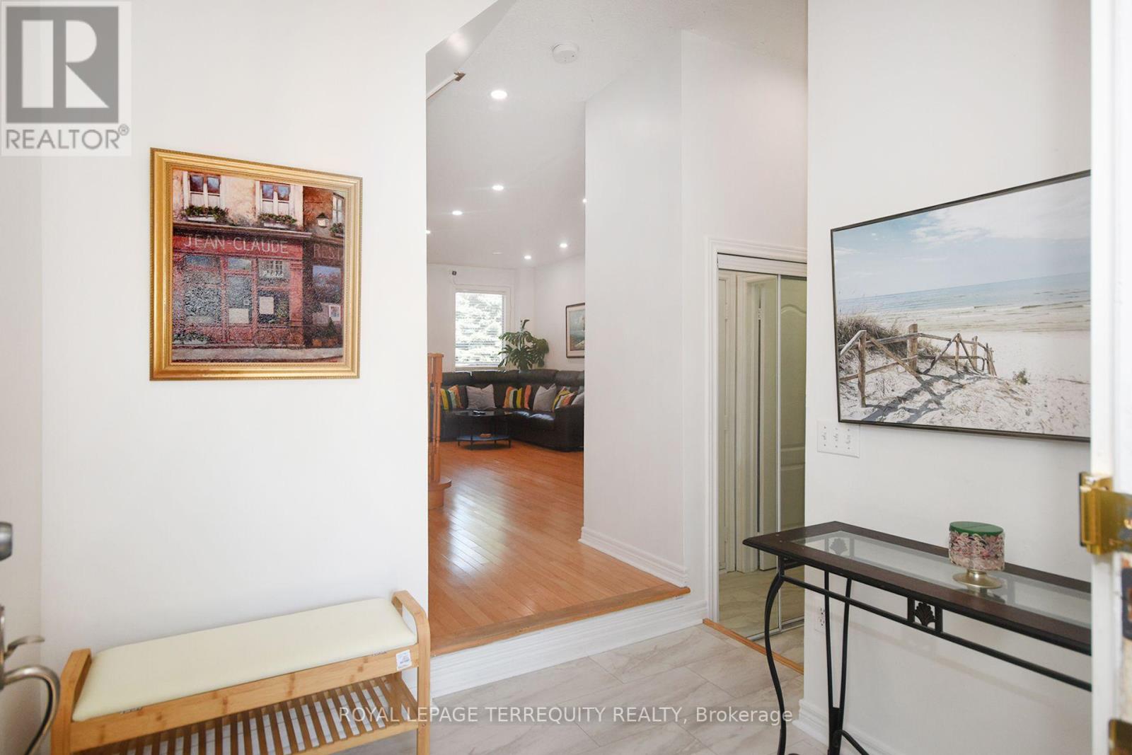 902 Ledbury Crescent, Mississauga, Ontario  L5V 2P8 - Photo 4 - W12361600