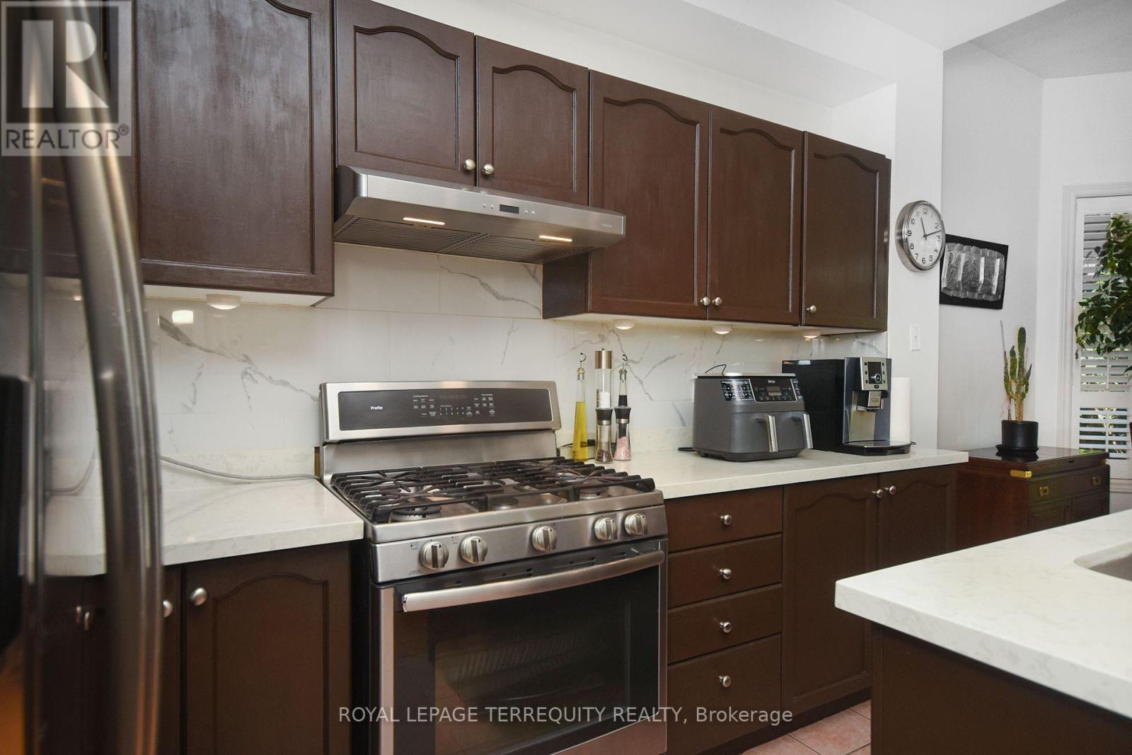 902 Ledbury Crescent, Mississauga, Ontario  L5V 2P8 - Photo 13 - W12361600
