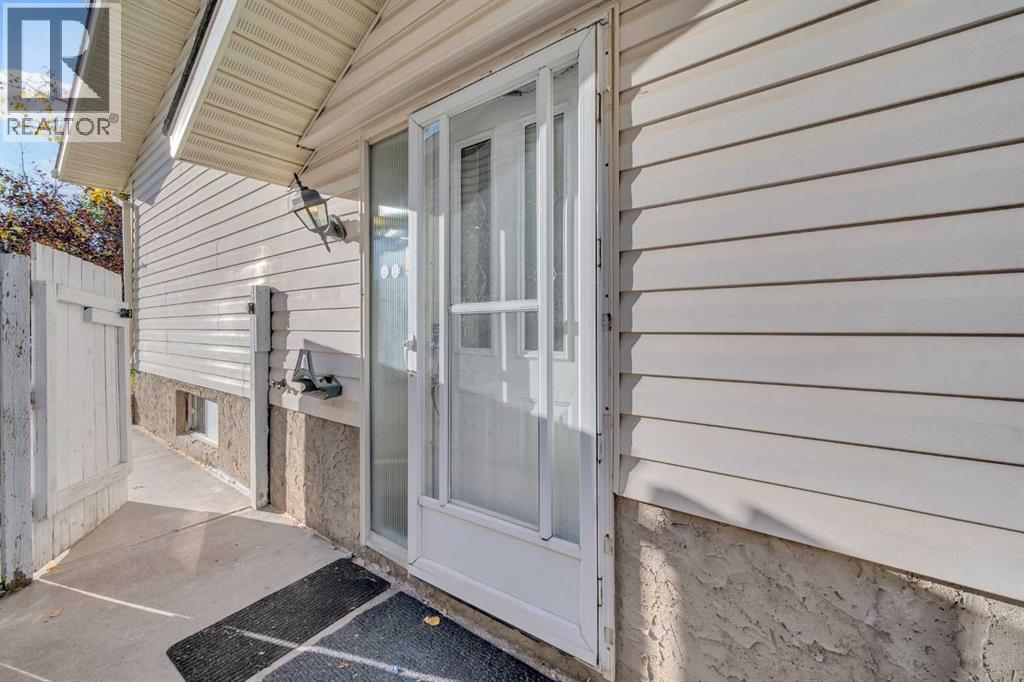 325 Woodvale Crescent Sw, Calgary, Alberta  T3W 3L3 - Photo 2 - A2260226