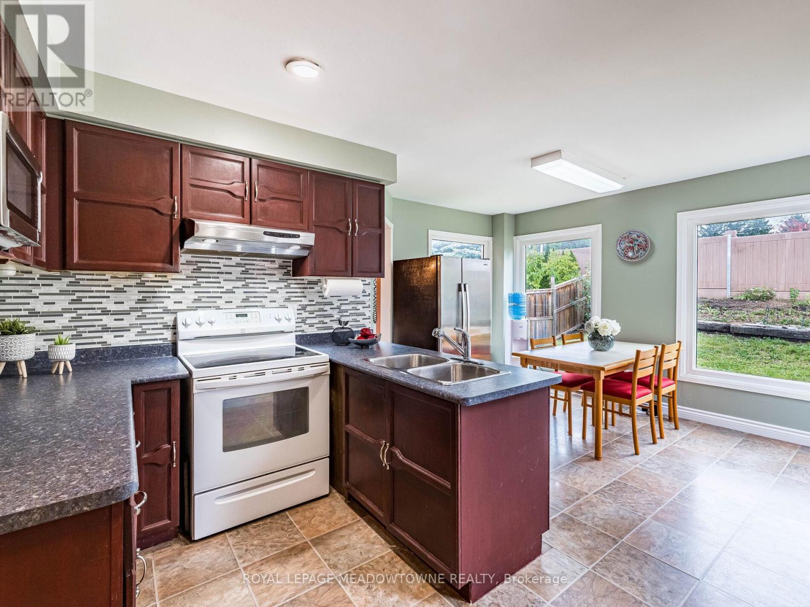 40 Lord Simcoe Drive, Brampton, Ontario  L6S 5H3 - Photo 19 - W12428351