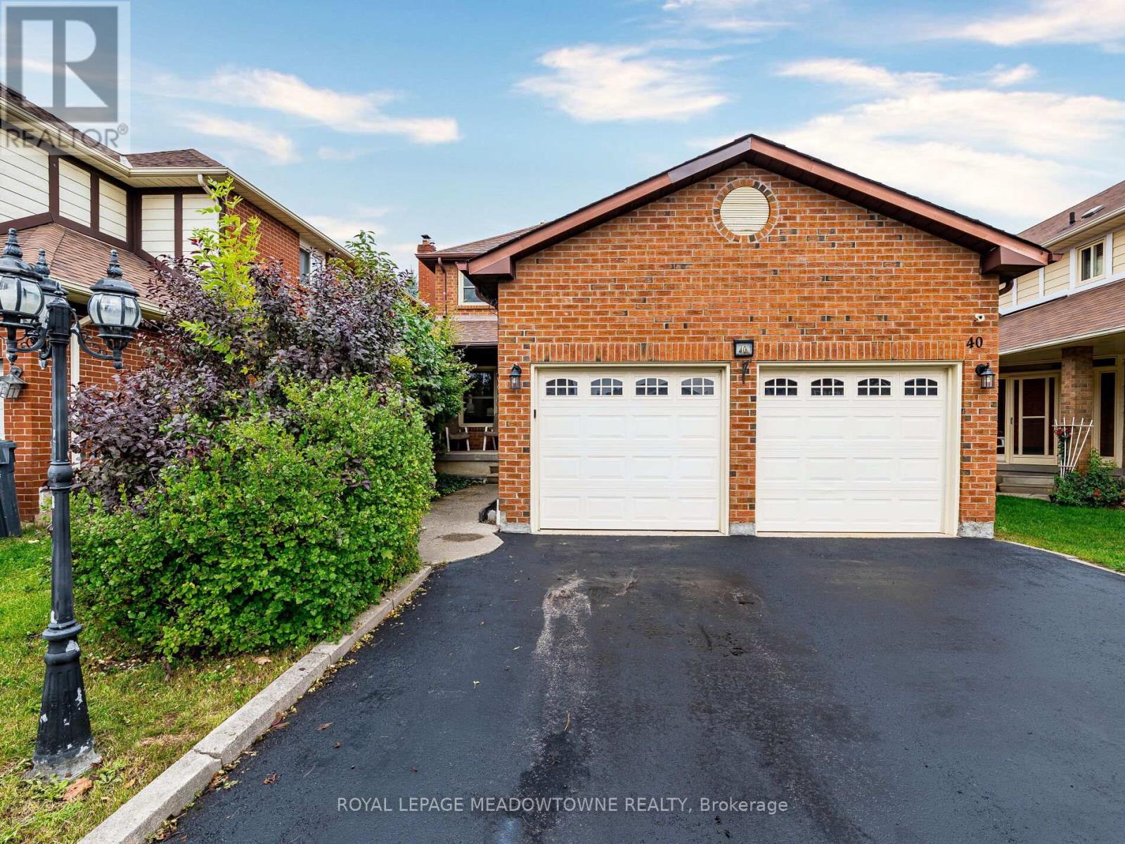 40 Lord Simcoe Drive, Brampton, Ontario  L6S 5H3 - Photo 2 - W12428351