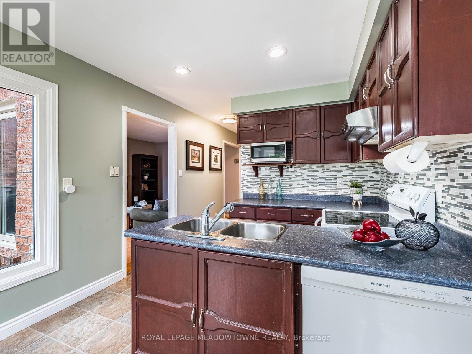 40 Lord Simcoe Drive, Brampton, Ontario  L6S 5H3 - Photo 23 - W12428351