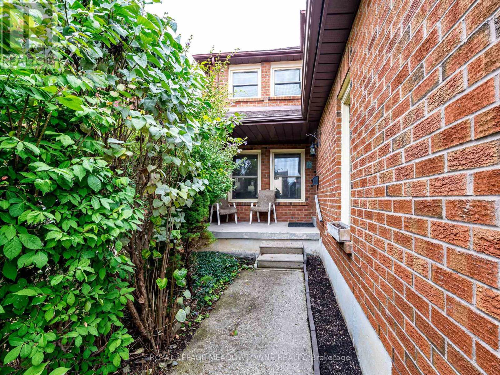 40 Lord Simcoe Drive, Brampton, Ontario  L6S 5H3 - Photo 3 - W12428351