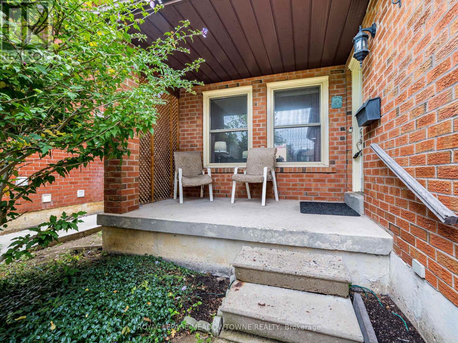 40 Lord Simcoe Drive, Brampton, Ontario  L6S 5H3 - Photo 4 - W12428351