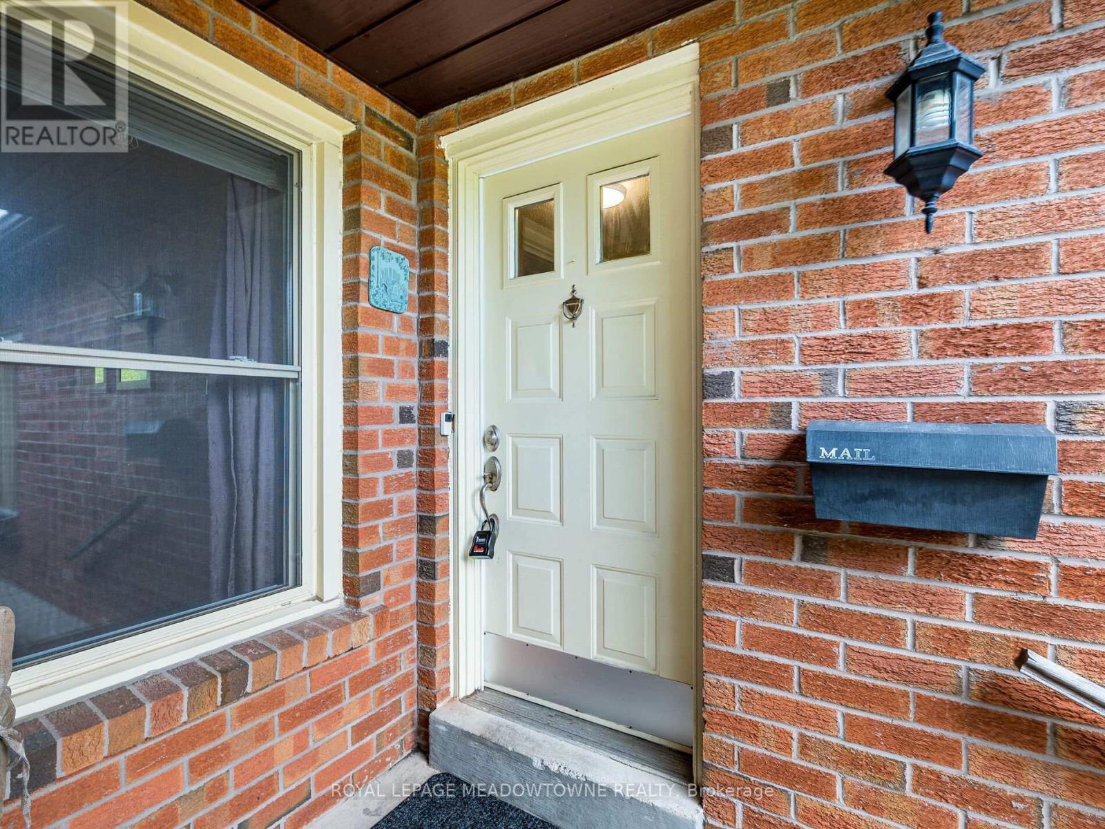 40 Lord Simcoe Drive, Brampton, Ontario  L6S 5H3 - Photo 5 - W12428351