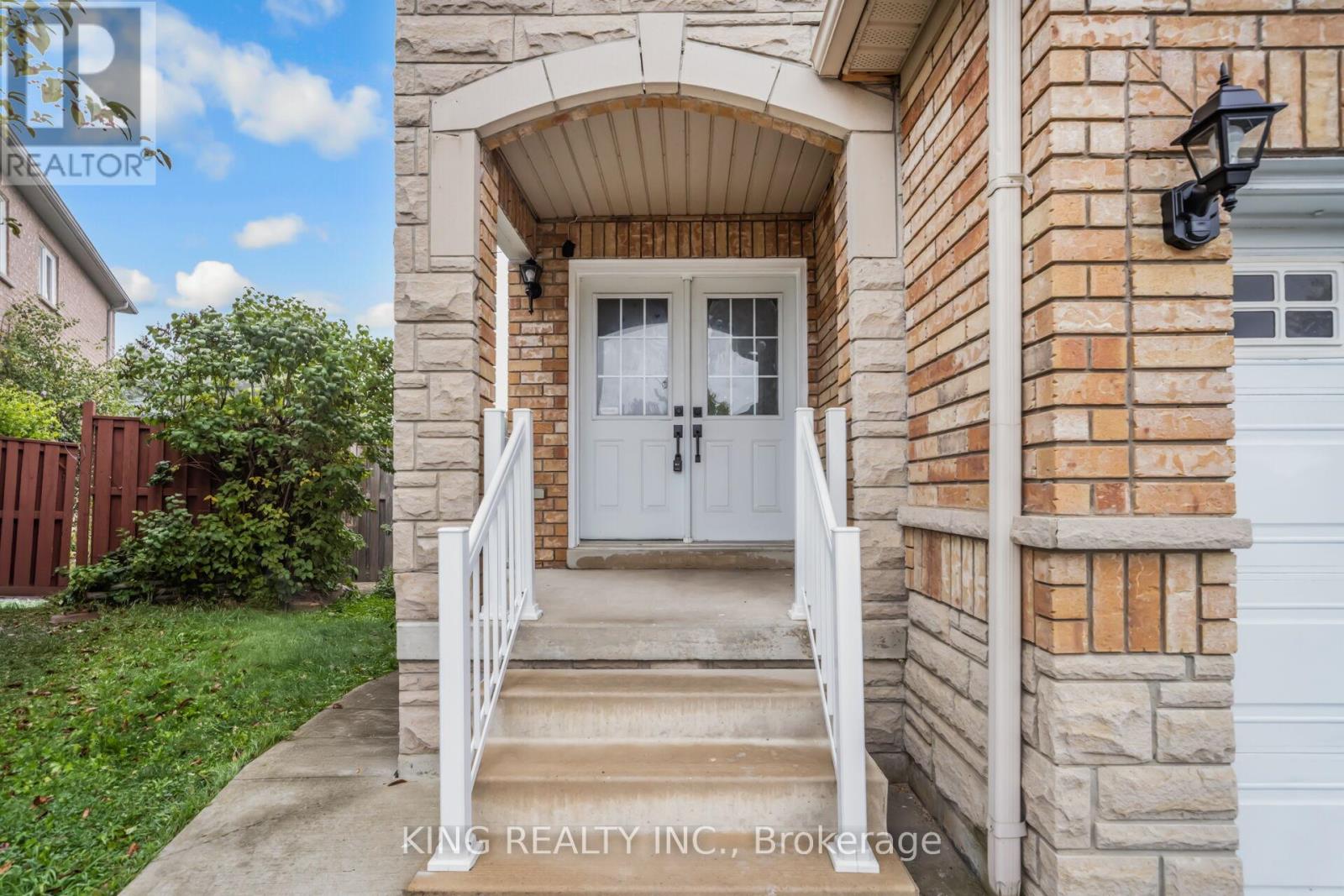 34 Dewridge Court, Brampton, Ontario  L5R 3C2 - Photo 5 - W12428371