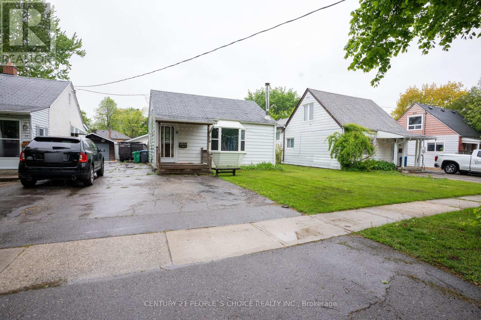 19 Sunset Boulevard, Brampton, Ontario  L1X 1W7 - Photo 2 - W12428398