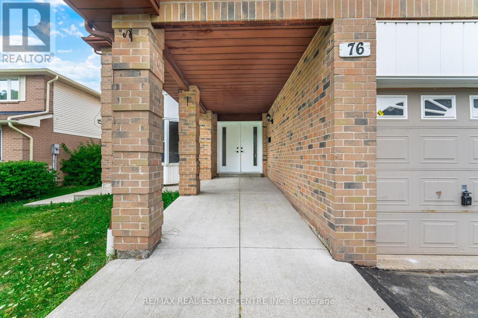 76 Moffatt Avenue, Brampton, Ontario  L6Y 2P3 - Photo 4 - W12428403