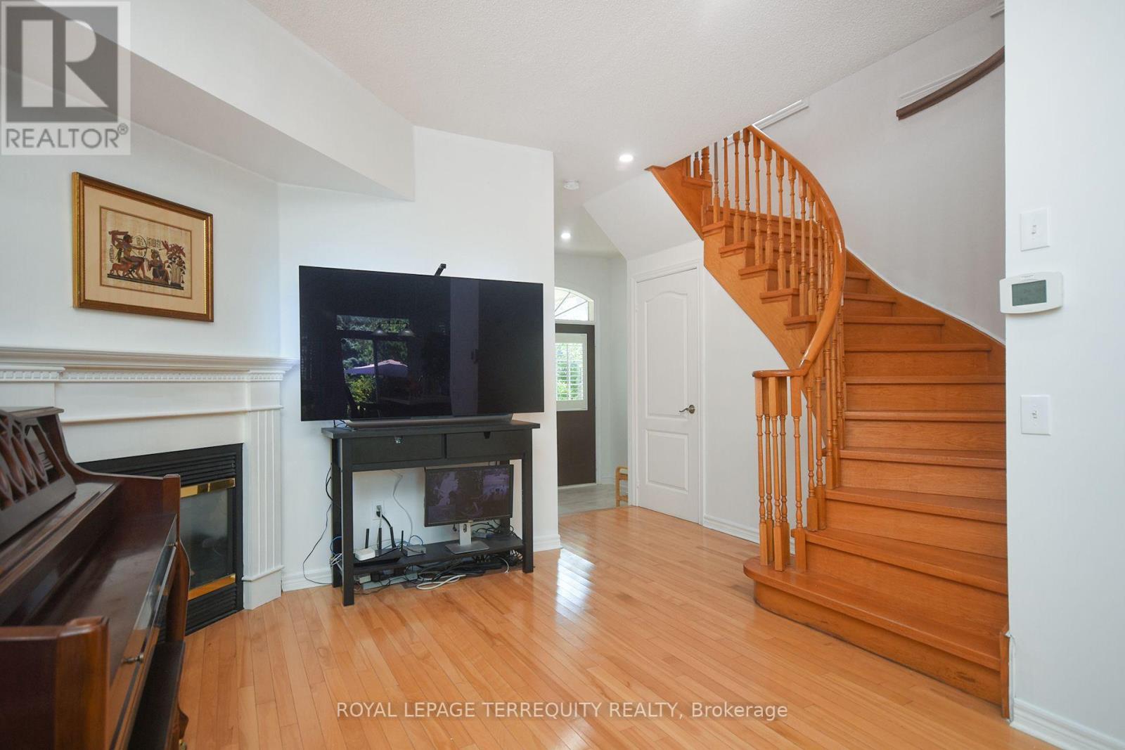 902 Ledbury Crescent, Mississauga, Ontario  L5V 2P8 - Photo 7 - W12361600