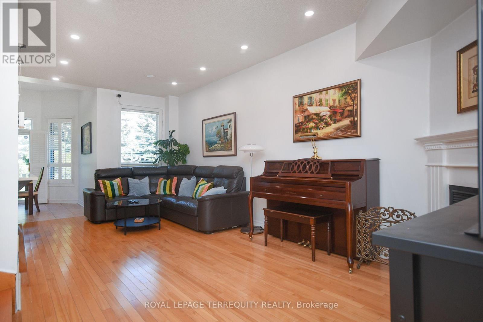 902 Ledbury Crescent, Mississauga, Ontario  L5V 2P8 - Photo 8 - W12361600