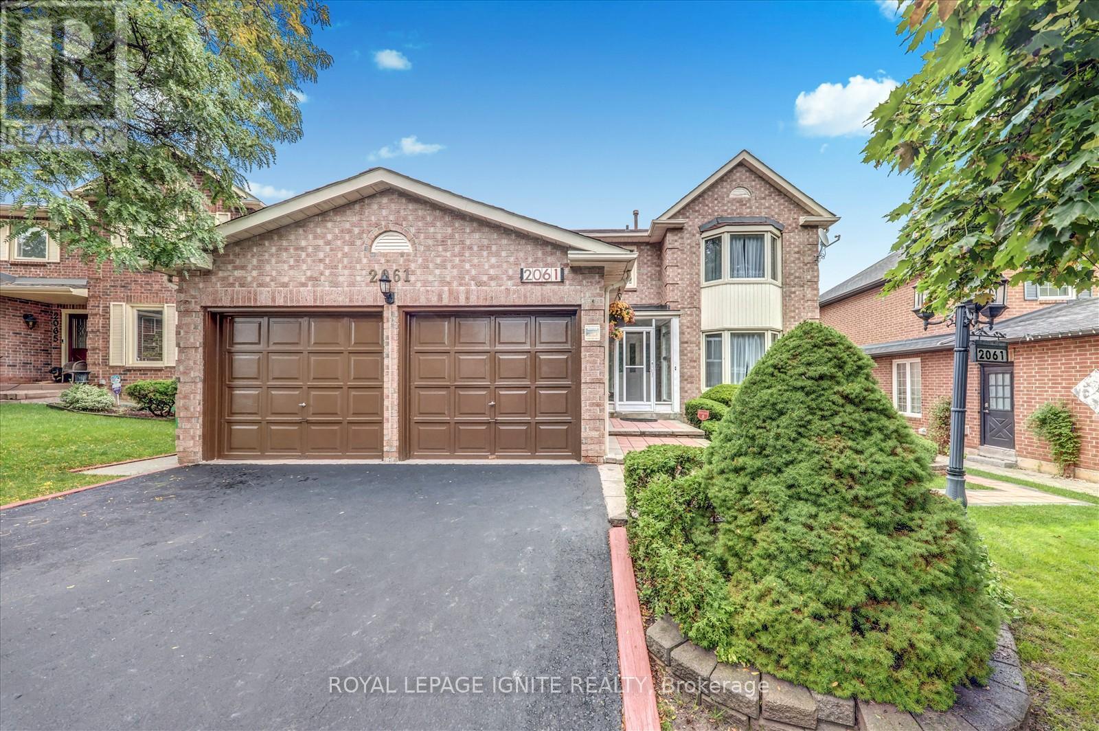 2061 Folkway Drive, Mississauga, Ontario  L5L 3G3 - Photo 2 - W12426923